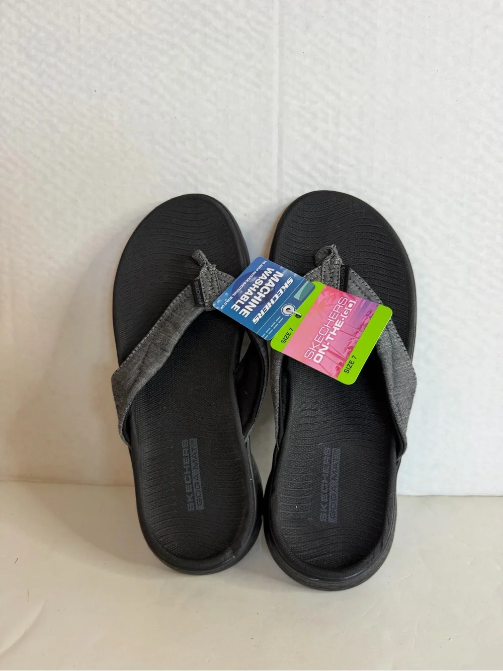 NWT Skechers women’s Black Flip Flop Sandals with Gray Straps Size 7.